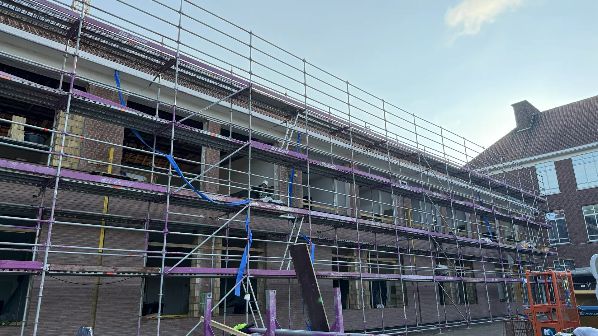 Elewacje domu z rusztowaniem i montażem ceglanej elewacji budynku