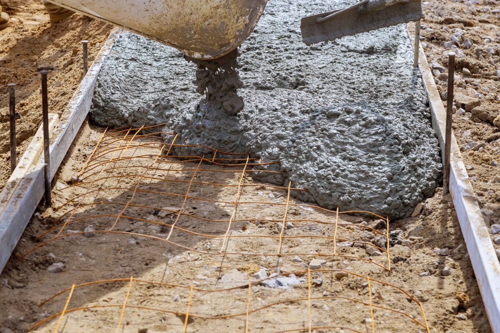 Wylewki betonowe z siatką zbrojeniową w przygotowanym szalunku