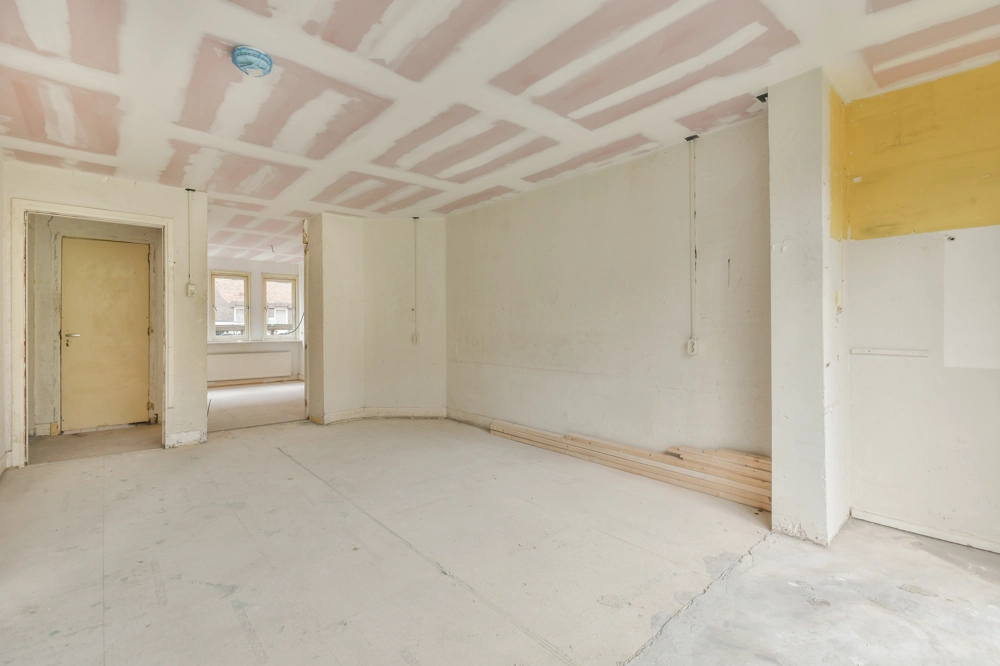 Surowe wnętrze mieszkania z zabudową z płyt gipsowo-kartonowych na ścianach i stropie – usługa Ściany i stropy